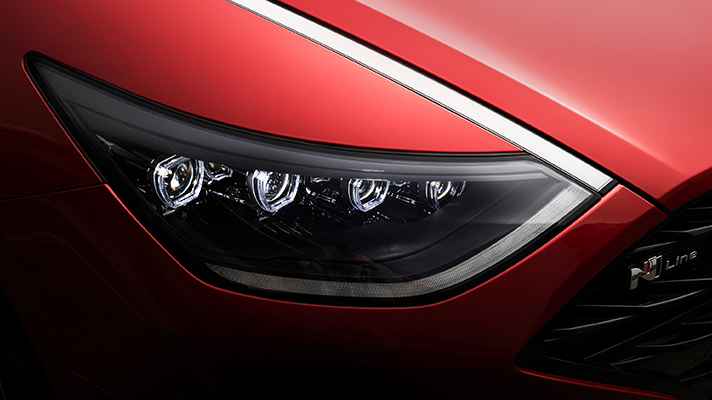 현대자동차 쏘나타 N의 헤드램프가 부각된 모습