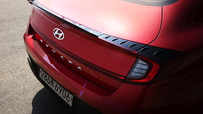 현대자동차 쏘나타 N의 테일램프가 부각된 모습