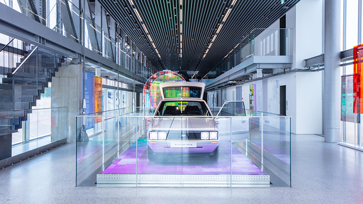 투명 벽에 둘러싸인 현대자동차 포니 모습