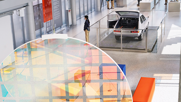 현대모터스튜디오 부산 내부를 감상하고 있는 관람객의 모습