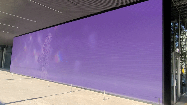 사람이 달리고 있는 크리에이티브 월의 모습