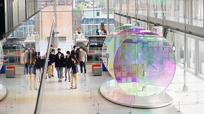 현대모터스튜디오 부산 2층을 관람중인 관람객들의 모습