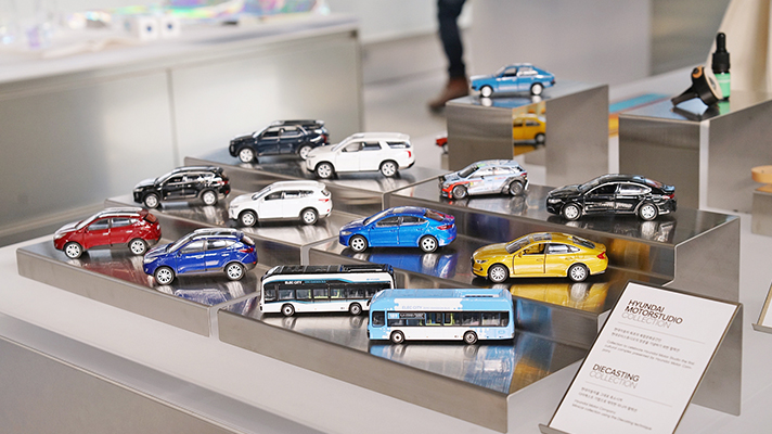 현대차 미니어처들이 진열되어 있는 모습