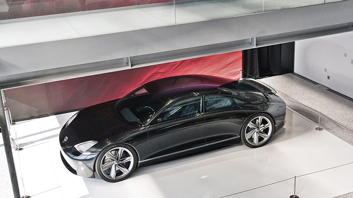 3층에서 내려단 본 자동차의 탑 뷰 모습