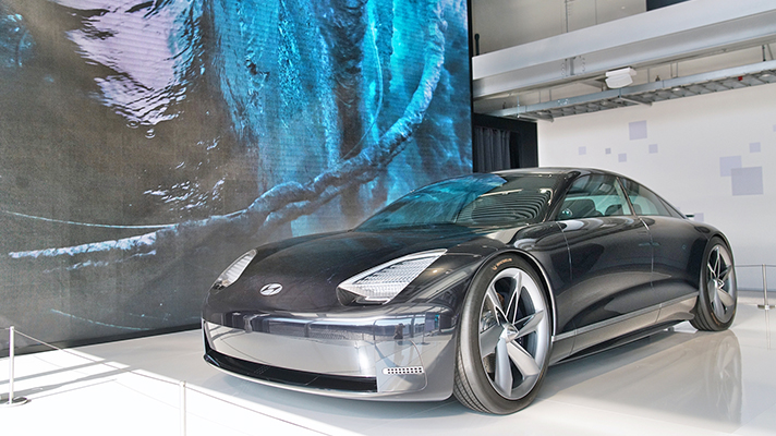 미디어 월 앞에 서 있는 콘셉트 프로페시