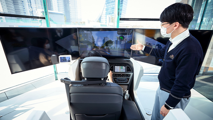 드라이빙 플러스 체험자에게 전문강사가 교육을 하고 있는 모습