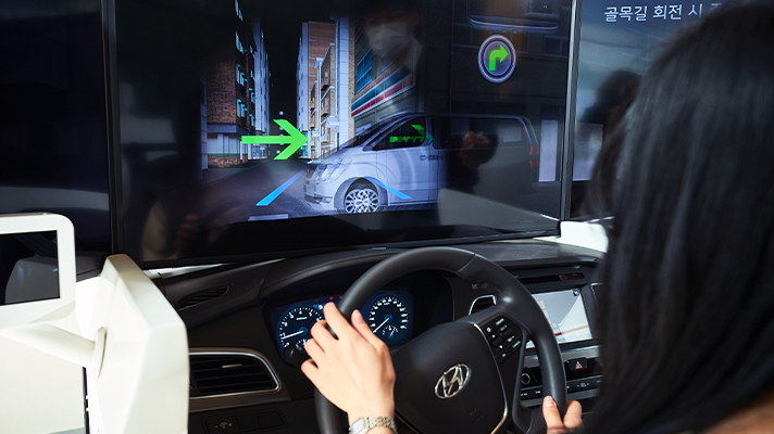 시뮬레이션을 통해 주행코스를 연습하는 모습