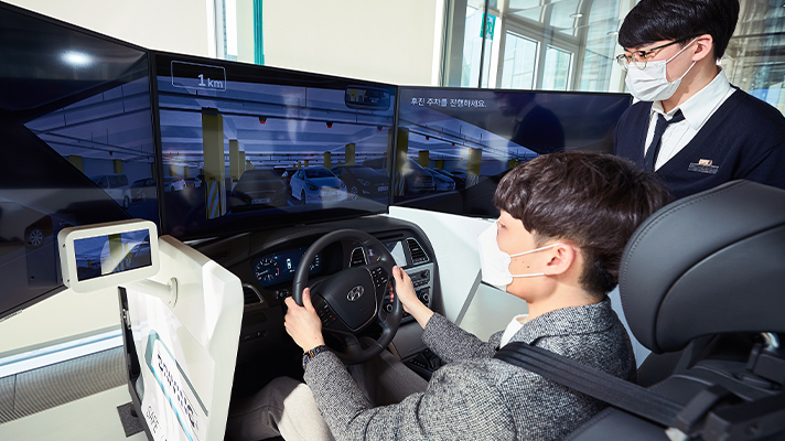 드라이빙 플러스를 체험중인 관람객의 모습