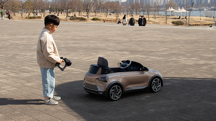 현대자동차의 키즈 넥쏘를 조종하는 아이의 모습