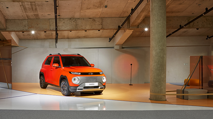 쇼룸 파트2 구역에 전시되어 있는 붉은색 캐스퍼