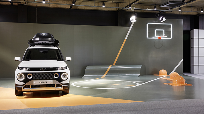 농구 코트를 연상케 하는 공간에 전시된 캐스퍼