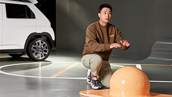 캐스퍼 쇼룸에 대해 설명하는 유병현 책임 사진