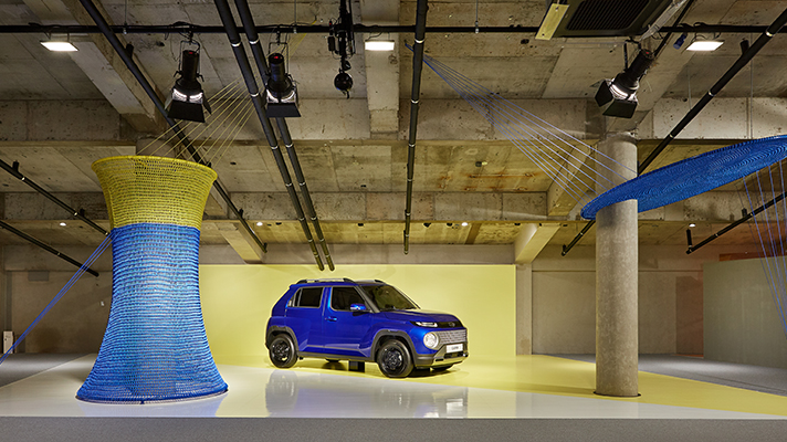 조형물 옆에 전시되어있는 캐스퍼 측면