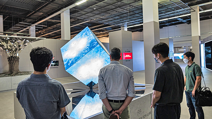 “Technology for Life” 조형물을 감상하는 관람객들