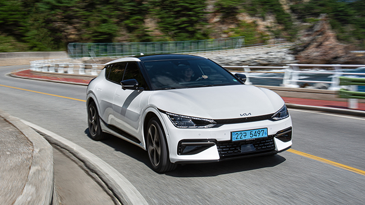 도로 위를 달리는 EV6 전측면