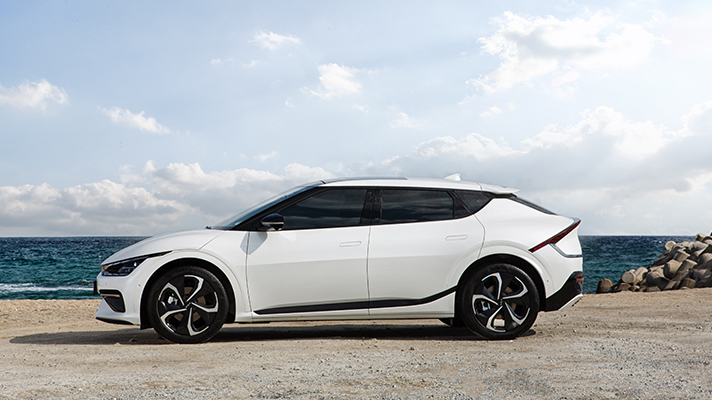 해안가에 있는 EV6 측면