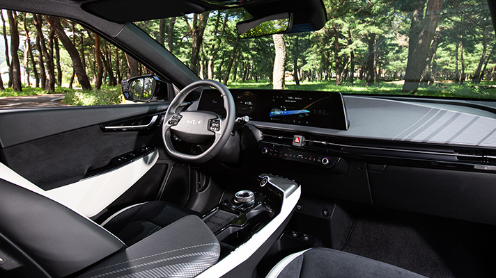 EV6 앞좌석 실내 공간