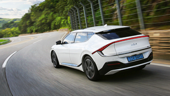 도로 위를 달리는 EV6 후측면