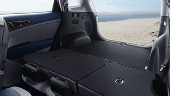 뒷자석 시트가 폴딩된 스포티지 하이브리드 4WD 내부