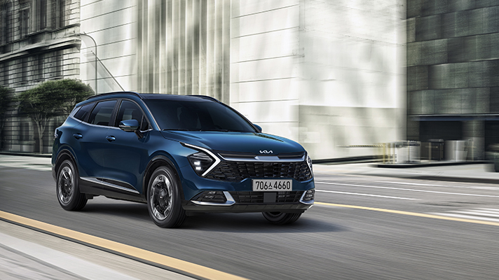 도심을 달리는 스포티지 하이브리드 전측면