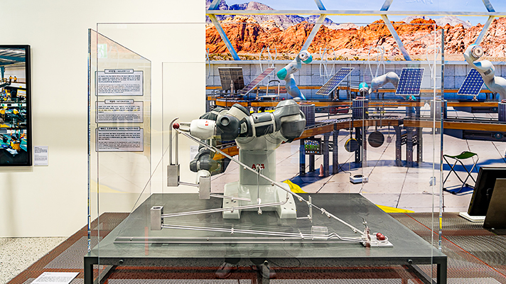 이중 팔 로봇 '유미'