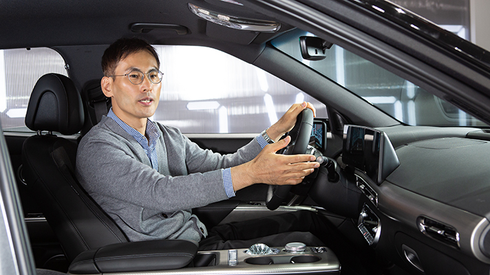 GV60 운전석에 앉아 페이스 커넥트 시스템에 대해 설명하는 김현상 책임연구원