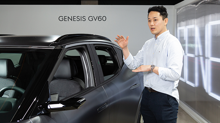 GV60 페이스 커넥트 시스템에 대해 설명하는 안윤섭 책임연구원