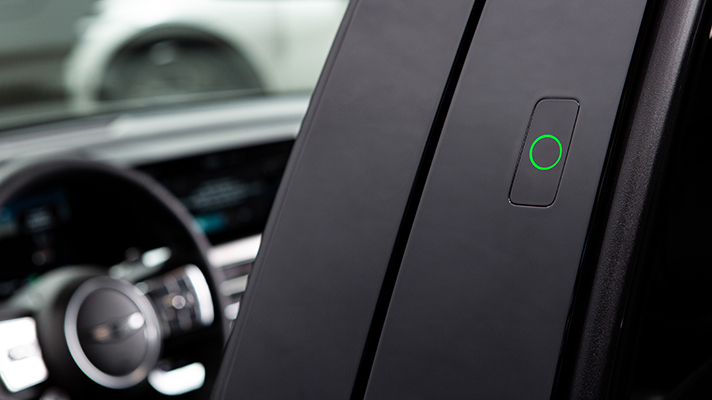 운전석 방향 B 필러에 위치한 페이스 커넥트용 카메라