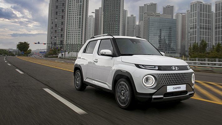 도로위를 달리는 캐스퍼 전측면