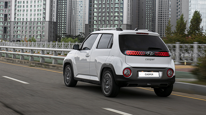 도로 위를 달리는 캐스퍼 후측면