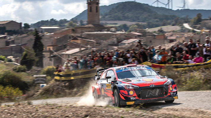 Neuville-WRC-car leading the way