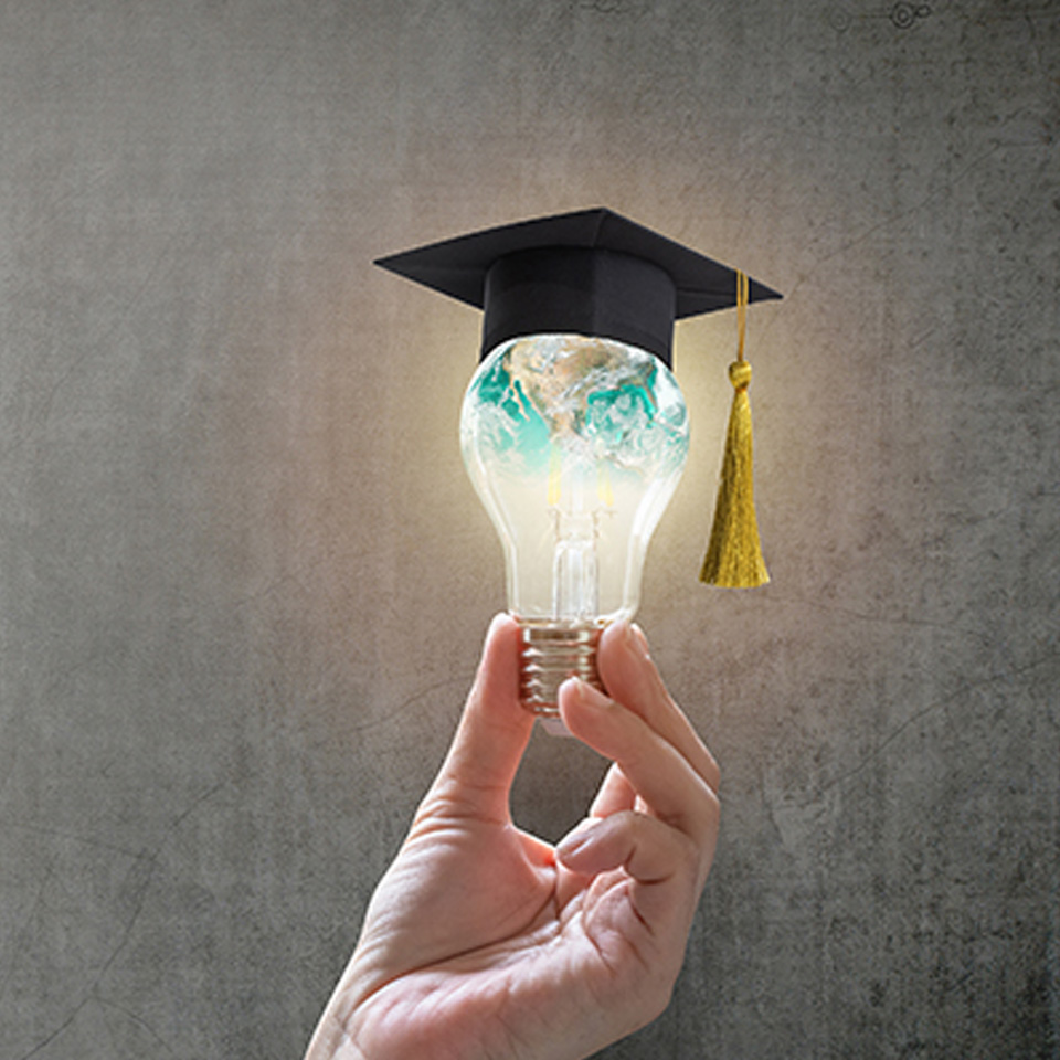 전구를 들고 있는 사진