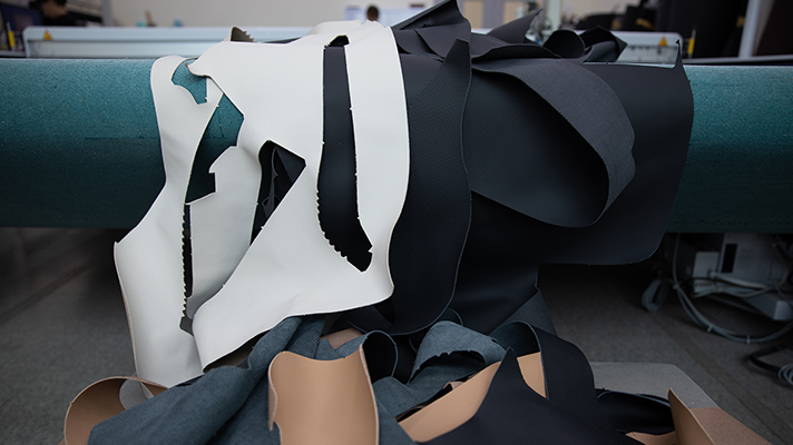 업사이클링 의상 제작에 사용된 가죽