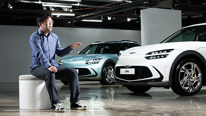 인터뷰 중인 OTA 총괄팀 서대일 책임매니저