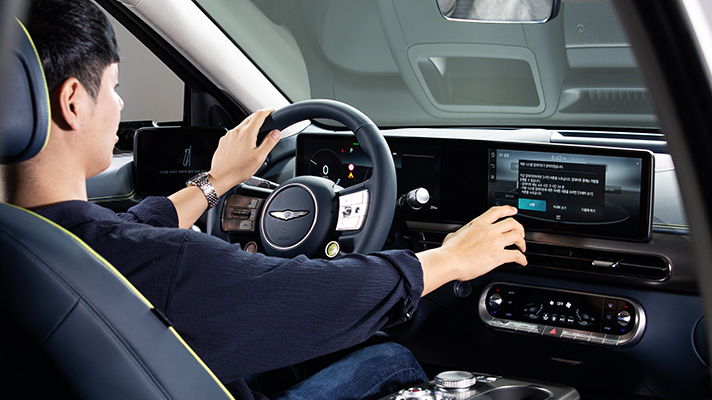 GV60 운전석에 앉아 있는 서대일 책임 매니저