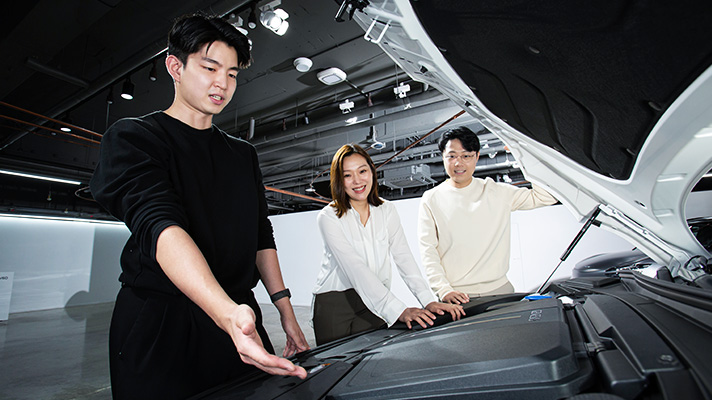 GV60 보닛을 열어 설명 중인 책임매니저