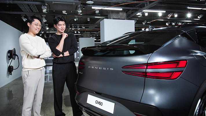 GV60 후면을 바라보고 있는 OTA 총괄팀