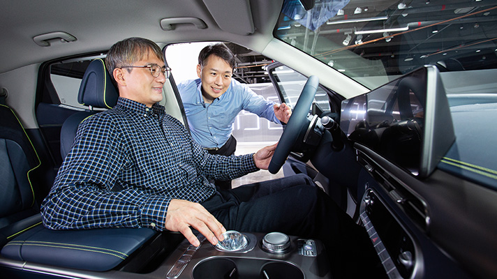 GV60 운전석대를 잡고 있는 전자네트워크 시험팀