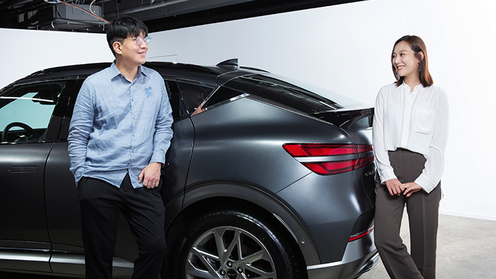 GV60에 기대어 있는 전자네트워크 개발팀