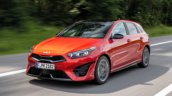 도로 위를 달리는 기아씨드 전측면