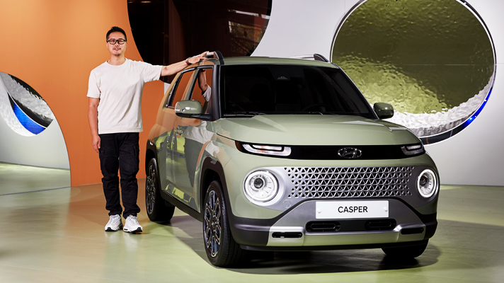 캐스퍼 옆에 서있는 임준혁 책임연구원