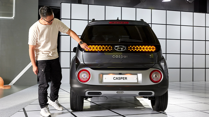 캐스퍼 후면에 대해 설명하고 있는 임준혁 책임연구원