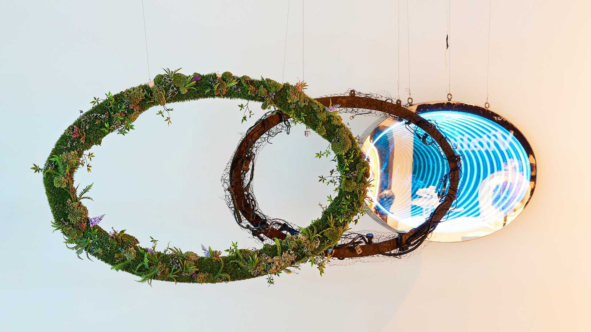 과거와 현재, 미래를 원형 레이어로 표현한 작품