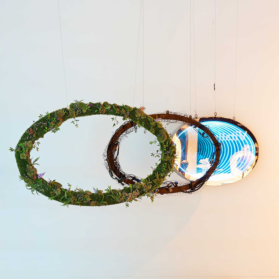 과거와 현재, 미래를 원형 레이어로 표현한 작품