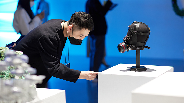 뉴에라 뉴 무브먼트 창작 전시회를 관람하는 사람