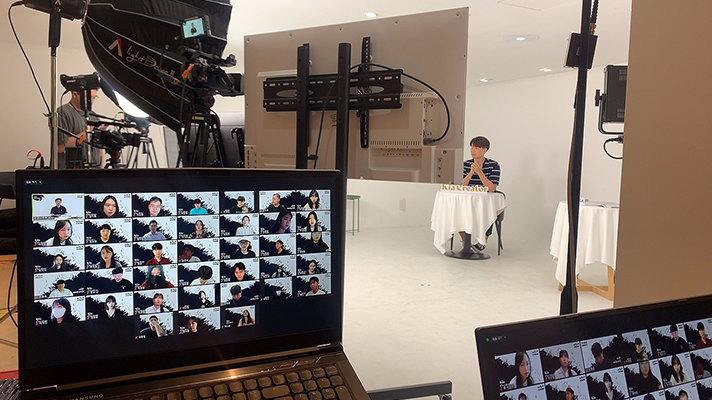 인터뷰 영상 촬영 중인 기아크리에이터