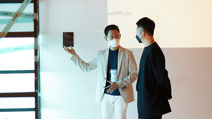 뉴에라 뉴 무브먼트 창작 전시회를 관람하는 사람