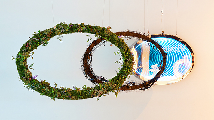 과거와 현재, 미래를 원형 레이어로 표현한 작품