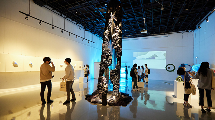 무한한 공간을 향해 성장하는 모습을 담은 작품