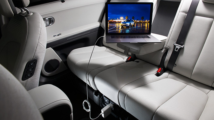 V2L기술로 자동차 실내에서 충전 중인 노트북
